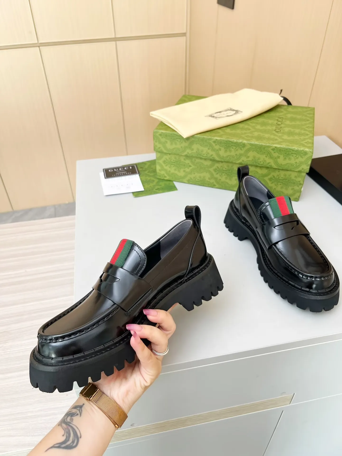 👟👟Ex-factory price 480👟👟 The latest Gucci GUCCI loafers at the counter. They are mainly matched with various styles of trendy clothes to highlight their fashion. ✅ A must-have recommended ➡️ Especially easy to put on and take off. Fabric: cowhide, open edge beads. Inner/foot pads: cow lining. Color: black. Size: 34-41 (34, 41 need to be customized). Heel height: 5cm. Outsole: Foam outsole material ✅ Equipped with cloth bag and card